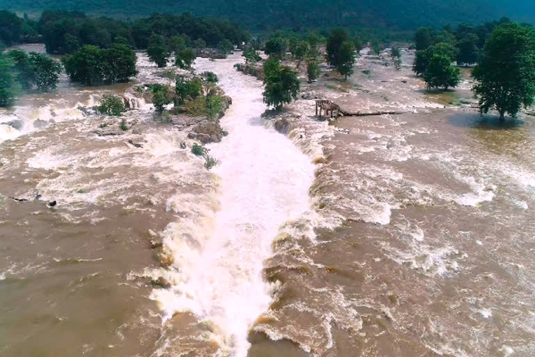 ஒகேனக்கல் காவிரி ஆற்றில் நீர்வரத்து ஒரு லட்சத்து முப்பத்தி ஐந்தாயிரம் கன அடியாக சரிந்தது!