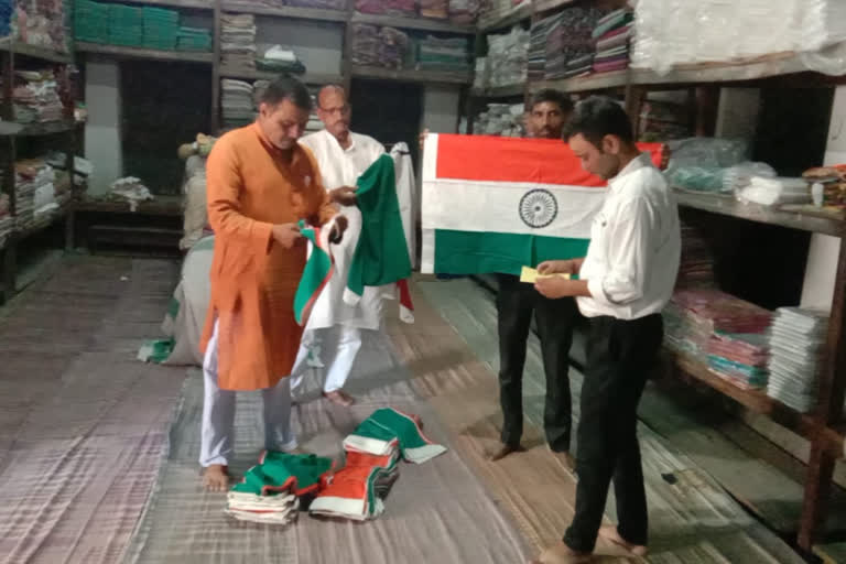 Bihar: 7500 tricolors made by Khadi Village Industries body Muzafarpur dispatched to J&K