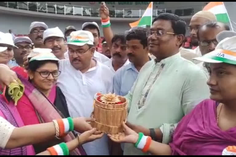 Bongaon Municipality sends rakhis made of water hyacinths to world leaders