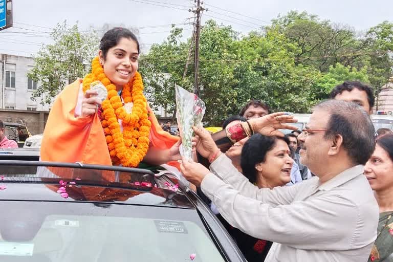 Akarshi Kashyap warmly welcomed with medal from Commonwealth Games in durg