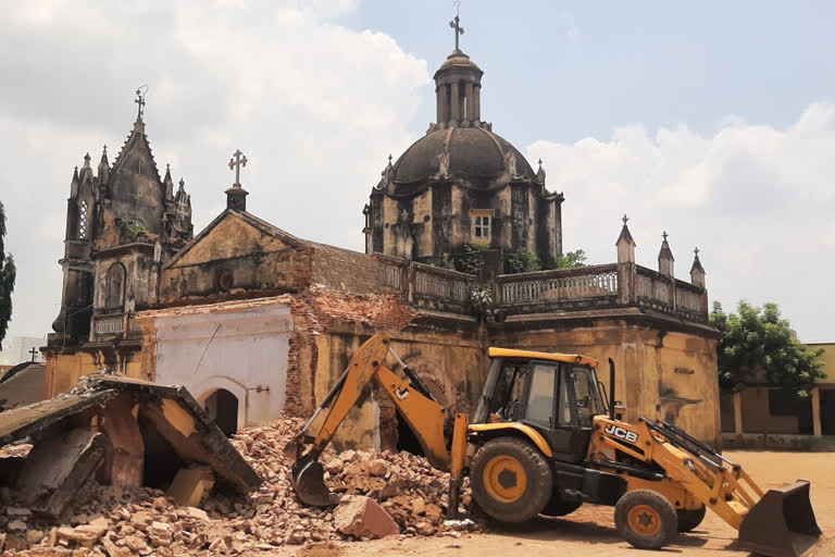 Ancient Church Demolished  Ancient Church Demolished in Tamil Nadu  Perambalur ancient church demolished  Tamil Nadu Church news  ಫ್ರೆಂಚರು ನಿರ್ಮಿಸಿದ 161 ವರ್ಷ ಹಳೆಯ ಚರ್ಚ್ ತೆರವು  ಬ್ರಿಟಿಷರ ಕಾಲದಲ್ಲಿ ನಿರ್ಮಿಸಲಾಗಿದ್ದ ಚರ್ಚ್​ ಫ್ರೆಂಚರು ನಿರ್ಮಿಸಿದ ಪವಿತ್ರ ಸೂಸೈಯಪ್ಪ ಚರ್ಚ್