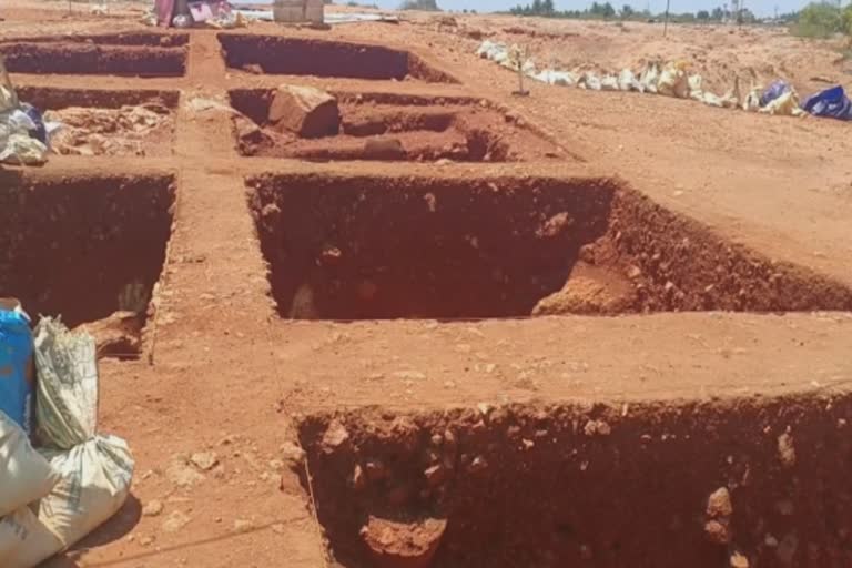 சிவகளை அகழாய்வு: முழுமையாக கண்டுபிடிக்கப்பட்ட முதுமக்கள் தாழியை திறக்கும் பணி தொடங்கியது!