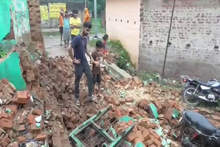 wall collapsed in Hirapur Dhanbad