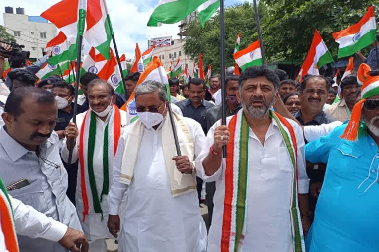 Siddaramaiah participate in the swatantrya Nadige padayatra