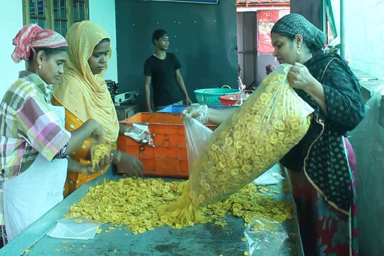 kudumbashree  kerala supplyco onam kit  kudubashree banana chips making  kudumbshree sarkara varatti and banana chips  ഓണകിറ്റിൽ കുടുംബശ്രീയുടെ ഉപ്പേരിയും ശര്‍ക്കര വരട്ടിയും  സപ്ലൈകോ ഓണകിറ്റ്  സംസ്ഥാന സർക്കാർ ഓണകിറ്റ്  കുടുംബശ്രീ ഓണകിറ്റ്  ഇടുക്കി വാർത്ത  idukki latest news