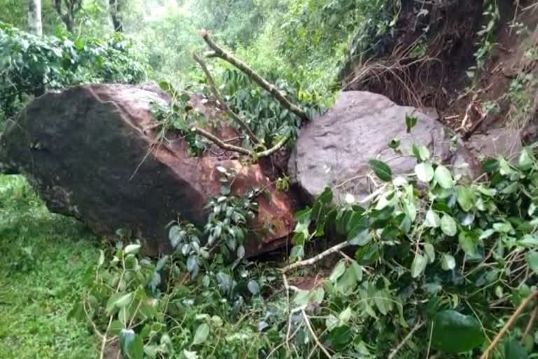 huge rock fell from the top of the mountain at Sanyasioda Idukki  ock fell from the top of the mountain at Sanyasioda  Sanyasioda Idukki rain  Sanyasioda Idukki disaster  Idukki latest news  Idukki news today  idukki rain news  rain today in idukki  rain today in kerala  ഇടുക്കി സന്യാസിയോടയിൽ മലമുകളിൽ നിന്ന് കൂറ്റൻ പാറ അടർന്ന് വീണു  നെടുങ്കണ്ടം സന്യാസിയോടയിൽ പാറ താഴേയ്‌ക്ക് പതിച്ചു  ഇടുക്കി പുതിയ വാര്‍ത്തകള്‍  ഇടുക്കി നെടുങ്കണ്ടം സന്യാസിയോട വാര്‍ത്ത  നെടുങ്കണ്ടം വാര്‍ത്തകള്‍  ഇടുക്കി മഴ വാര്‍ത്ത  ഇടുക്കി പ്രധാന വാര്‍ത്ത  ഇടുക്കി വാര്‍ത്തകള്‍