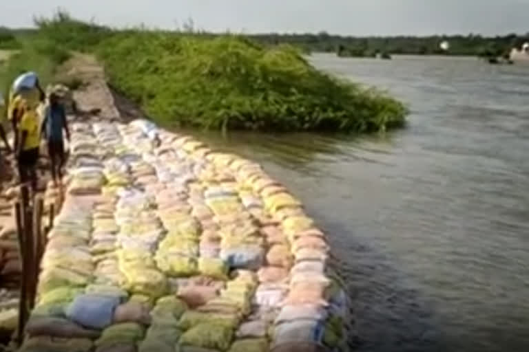 காவிரி ஆற்றின் கரையில் உடைப்பு - மணல் மூட்டைகள் கொண்டு அடைக்கும் பணி தீவிரம்