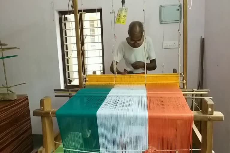 കൈത്തറിയില്‍ ദേശീയ പതാക  കൈത്തറിയില്‍ പതാക നിര്‍മാണം  നെയ്ത്ത് തൊഴിലാളി അയ്യപ്പന്‍  Making Indian Flag on handloom by Ayyapan  Making Indian Flag on handloom  കൈത്തറി നിര്‍മാണം  കൈത്തറിയില്‍ പതാക  ഖാദി  ഖാദി നൂല്‍ കൊണ്ട് പതാക  തിരുവനന്തപുരം വാര്‍ത്തകള്‍  തിരുവനന്തപുരം പുതിയ വാര്‍ത്തകള്‍  അശോകചക്രം  ദേശീയ പതാക  ഇന്ത്യന്‍ പതാക  അശോക ചക്രം  ബാലരാമപുരം  കേന്ദ്ര ടെക്സ്റ്റെയില്‍ മന്ത്രാലയം  കൈത്തറി പ്രദർശന മേള  independence day news  independence day