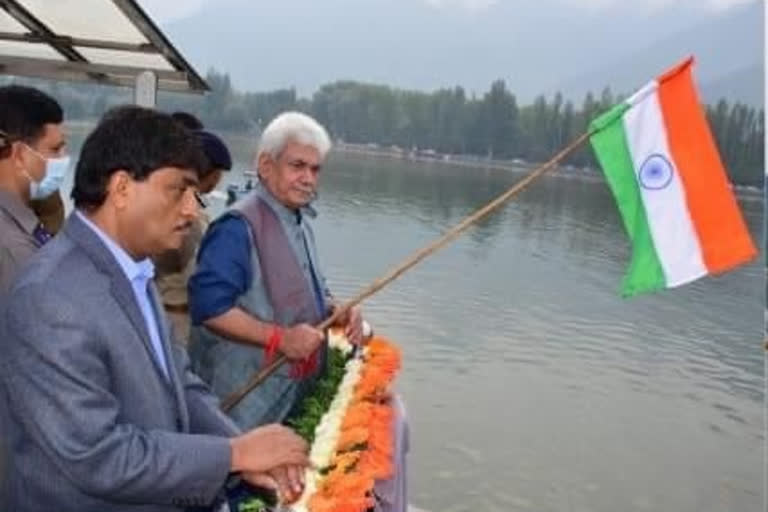 LG Manoj Sinha  Har Ghar Tiranga rally  Tiranga rally at Dal Lake Srinagar  Har Ghar Tiranga news  ಶ್ರೀನಗರದಲ್ಲಿ ಹರ್ ಘರ್ ತಿರಂಗಾ ರ್‍ಯಾಲಿಗೆ ಚಾಲನೆ  ಲೆಫ್ಟಿನೆಂಟ್ ಗವರ್ನರ್ ಮನೋಜ್ ಸಿನ್ಹಾ  ಹರ್ ಘರ್ ತಿರಂಗಾ ಅಭಿಯಾನ