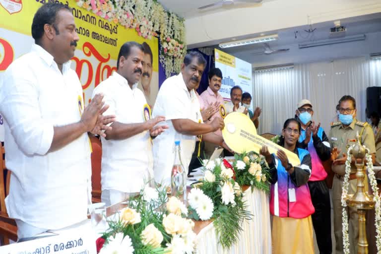 The house built was handed over to Bindu in wayanad  സ്വപ്‌ന സാക്ഷാത്ക്കാരം  ബിന്ദു ഇനി പുതിയ വീട്ടിലേക്ക്  ബിന്ദുവിന് നിര്‍മിച്ച വീട് കൈമാറി  കുഴിനിലം വയനാട്  ഗതാഗത വകുപ്പ് മന്ത്രി ആന്റണി രാജു  ഗതാഗത വകുപ്പ് മന്ത്രി  മന്ത്രി ആന്റണി രാജു  wayanad latest news  wayanad news  wayanad district news  kerala news  kerala news updates  kerala local news  ബിന്ദുവിന് നിര്‍മ്മിച്ച് നല്‍കിയ വീടിന്റെ താക്കോല്‍ ദാനം മന്ത്രി ആന്റണി രാജു നിര്‍വഹിക്കുന്നു