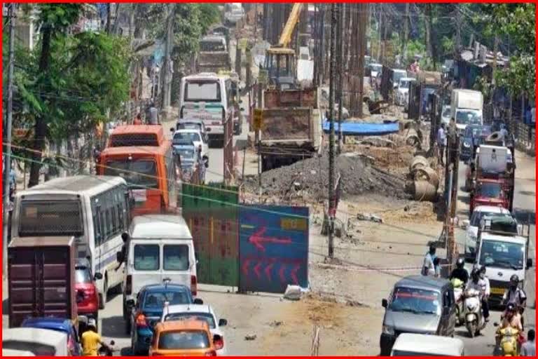 construction of the flyover lead to a massive traffic congestion in Guwahati