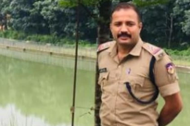 thamarassery station principal si died due to chest pain  si died due to chest pain  police officer died due to chest pain  police officer sanuj death  നെഞ്ചുവേദനയെ തുടർന്ന് പൊലീസ് ഉദ്യോഗസ്ഥൻ കുഴഞ്ഞ് വീണു മരിച്ചു  താമരശ്ശേരി സ്റ്റേഷനിലെ പ്രിൻസിപ്പൽ എസ് ഐ സനൂജ് നെഞ്ചുവേദനയെ തുടർന്ന് കുഴഞ്ഞ് വീണു മരിച്ചു  എസ് ഐ സനൂജിന്‍റെ മരണം  പൊലീസ് ഉദ്യോഗസ്ഥൻ കുഴഞ്ഞ് വീണു മരിച്ചു  കോഴിക്കോട് ഏറ്റവും പുതിയ വാര്‍ത്ത  കോഴിക്കോട് വാര്‍ത്ത  kozhikode latest news  latest news kozhikode  പൊലീസ് ഉദ്യോഗസ്ഥന്‍റെ മരണം