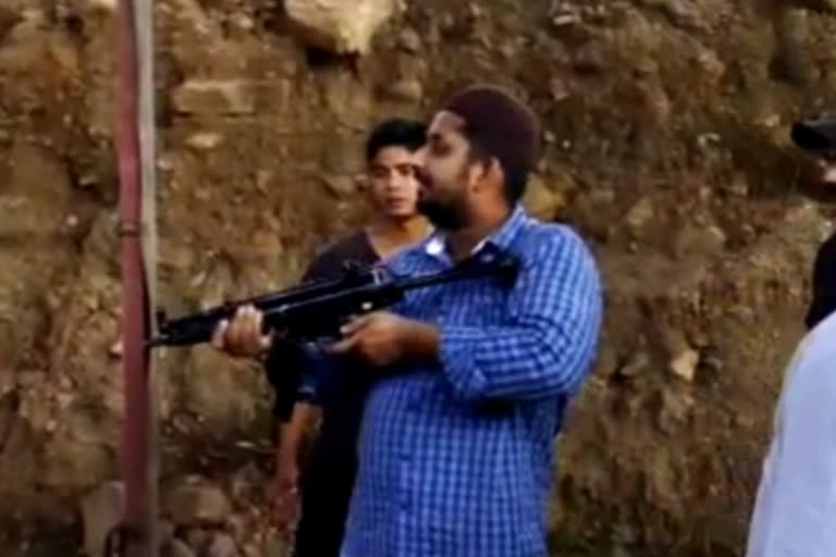 Varanasi : Video of a man firing with MP5 gun of NSG is getting viral