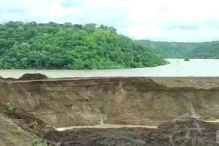 Breach in dam wall in Dhar, people from 11 villages asked to vacate homes