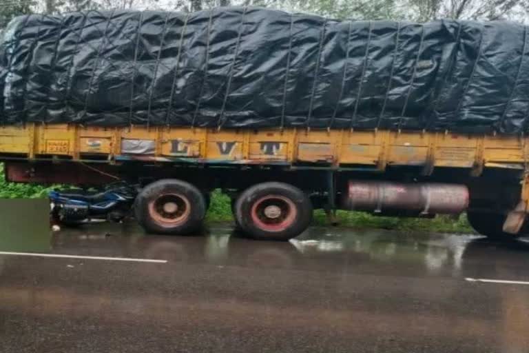 bike collide to a parked lorry