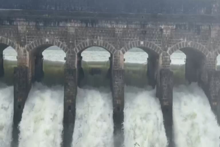 discharge of water in nira river from Bhatghar Dam