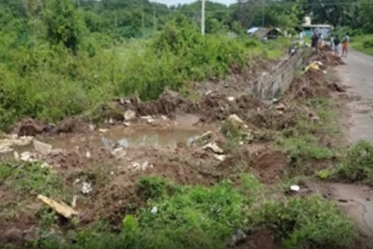 மழை பெய்யும் போது மழை நீர் வடிகால் அமைப்பதாக குற்றச்சாட்டு