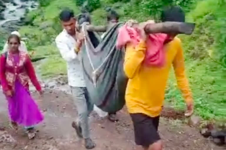 pregnant woman has to walk three kilometers through a bag