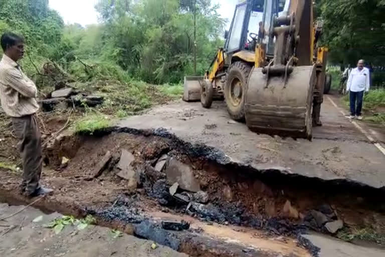 road divided into two parts near jayanti stadium