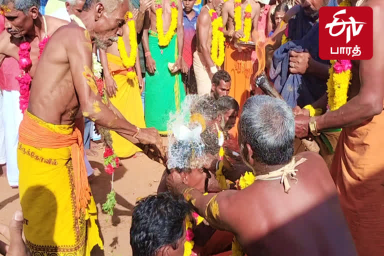 மணப்பாறை அருகே பக்தர்கள் தலையில் தேங்காய் உடைத்து வினோத நேர்த்திக்கடன்