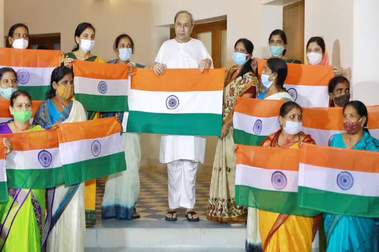 women prepared lakhs of tricolour flag under mission shakti in odisha