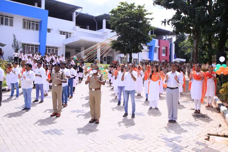 Kozhikode City Police performed Vande Mataram  Vande Mataram in sign language  Composite Regional Center for Skill Development Rehabilitation and Empowerment of Persons with Disabilities  കോഴിക്കോട് സിറ്റി പൊലീസ്  വന്ദേമാതരം ആംഗ്യഭാഷയിൽ  ആസാദി കാ അമൃത് മഹോത്സവ്  ജനഗണമന ആംഗ്യഭാഷയിൽ അവതരിപ്പിച്ചു