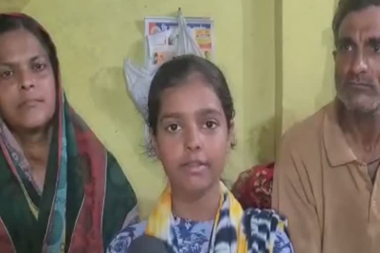 khandwa Minor Girl helps deaf and Dumb