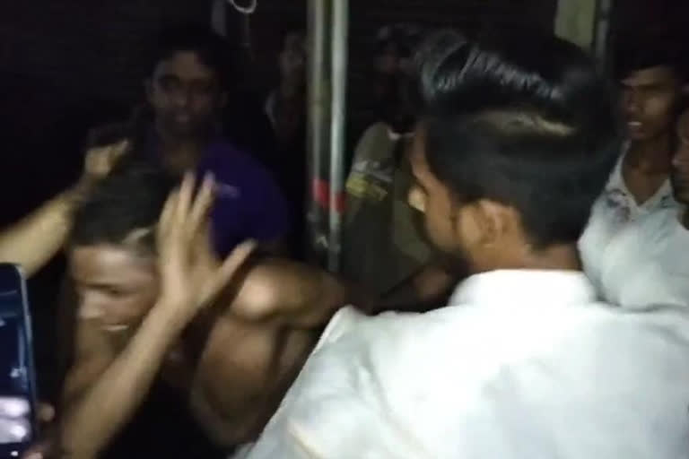 Chor Beaten by Public After Tied by pillar Video Viral
