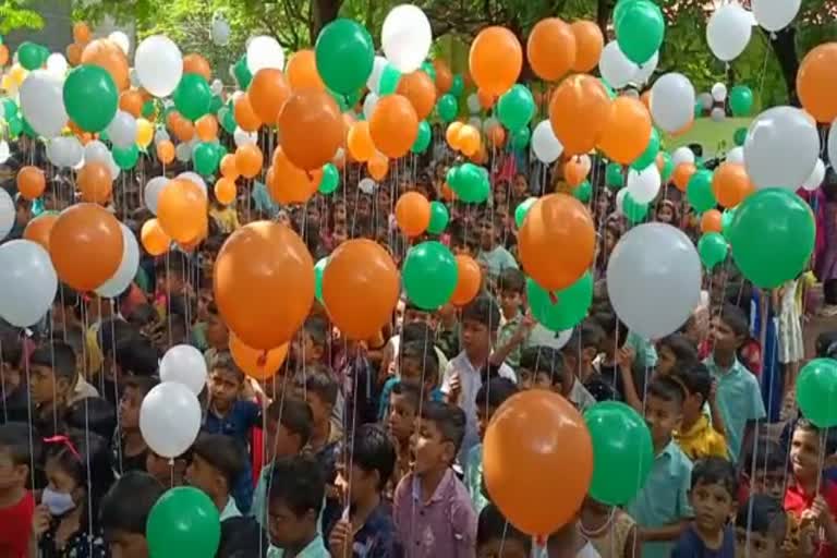 Independence Day  Independence Day celebration with Students  Nilambur Merchant Association Independence Day celebration with Students  Special Independence Day Celebrations  Special Independence Day Celebrations with Students By Nilambur Merchant Association  Latest News Kerala  Malappuram News  Local News Kerala  Independence Day Celebration News  സ്വതന്ത്ര്യദിന ആഘോഷപരിപാടികളുമായി നിലമ്പൂർ മർച്ചന്റ് അസോസിയേഷൻ  വിദ്യാർഥികള്‍ക്കൊപ്പം വേറിട്ട സ്വതന്ത്ര്യദിന ആഘോഷപരിപാടി  സ്വതന്ത്ര്യദിനത്തിന്‍റെ ഭാഗമായി  Nilambur  നിലമ്പൂർ ഗവ മോഡൽ യുപി സ്‌കൂള്‍  Nilambur Govt Model UP School  ഹൈഡ്രജൻ ബലൂണുകൾ ആകാശത്തേക്ക് ഉയർത്തി  സ്വതന്ത്ര്യ സമര പോരാട്ടത്തിൽ രാജ്യത്തിന് വേണ്ടി ജീവൻ നൽകിയ ധീരരക്തസാക്ഷികള്‍  സ്വാതന്ത്ര്യദിന സ്മരണയിൽ