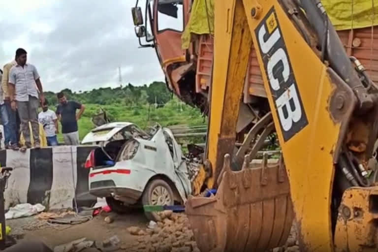 6 killed in collision between car and tempo truck in Beed city of Maharashtra