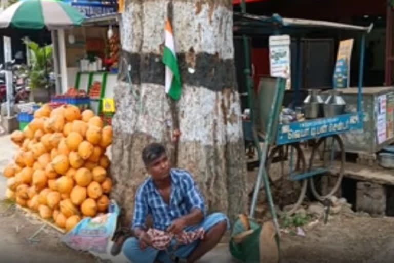 சொந்த செலவில் தேசிய கொடி ஏற்றிய செருப்பு தைக்கும் தொழிலாளி, பொதுமக்கள் பாராட்டு