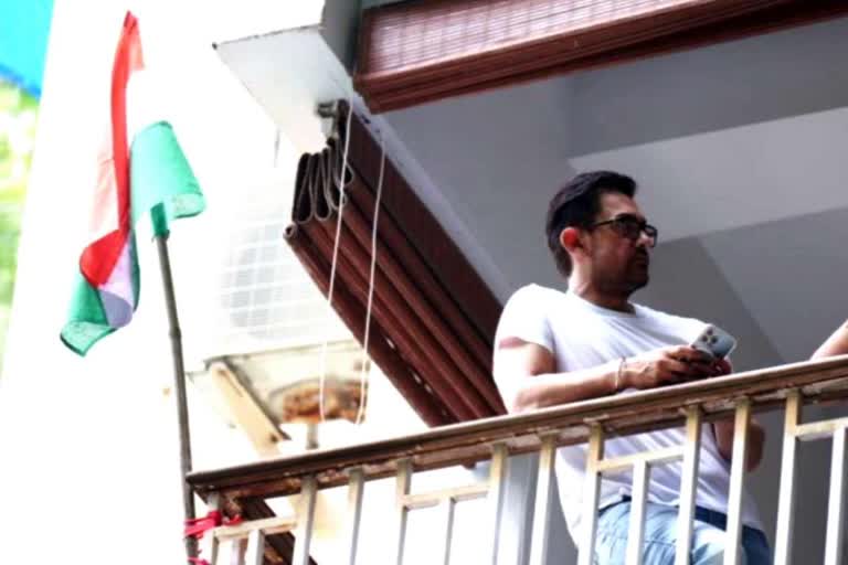 Aamir Khan joins Har Ghar Tiranga campaign  aamir khan hoists tricolour at his house  aamir khan latest news  aamir khan latest updates  celebs join Har Ghar Tiranga campaign  ഹർ ഘർ തിരംഗ കാമ്പയിനിന്‍റെ ഭാഗമായി അമീർ ഖാൻ  അമീർ ഖാൻ ഏറ്റവും പുതിയ വാർത്തകൾ  ഹർ ഘർ തിരംഗ കാമ്പയിൻ  ബോളീവുഡ് വാർത്തകൾ  ആമിർ ഖാൻ തന്‍റെ വീട്ടിൽ ത്രിവർണ പതാക ഉയർത്തി  മുംബൈ വാർത്തകൾ