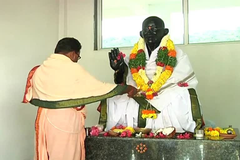 Mahatma Gandhi Temple  Mahatma Gandhi Temple in Telangana  Mahatma Gandhi Temple in Telangana latest News  Increase in Number of Devotees  Increase in Number of Devotees to Mahatma Gandhi temple in Telangana  മഹാത്മാഗാന്ധി ക്ഷേത്രം  തെലങ്കാനയിലെ മഹാത്മാഗാന്ധി ക്ഷേത്രം  മഹാത്മാഗാന്ധി ക്ഷേത്രത്തിലേക്ക് ഭക്തരുടെ ഒഴുക്ക്  75 ാം സ്വാതന്ത്ര്യദിനം  നൽഗൊണ്ട  സ്വാതന്ത്ര്യദിന ലഹരി  തെലങ്കാനയിലെ കപർത്തിയിലുള്ള മഹാത്മാഗാന്ധി ക്ഷേത്രം  ക്ഷേത്രം  മഹാത്മാഗാന്ധി ചാരിറ്റബിൾ ട്രസ്റ്റ്  ആസാദി കാ അമൃത് മഹോത്സവ്  Azadi Ka Amrit Mahotsav  സ്വതന്ത്ര ഭാരത് വജ്രോത്സവലു  തെലങ്കാന ടൂറിസം ഡിപ്പാർട്ട്‌മെന്റ്