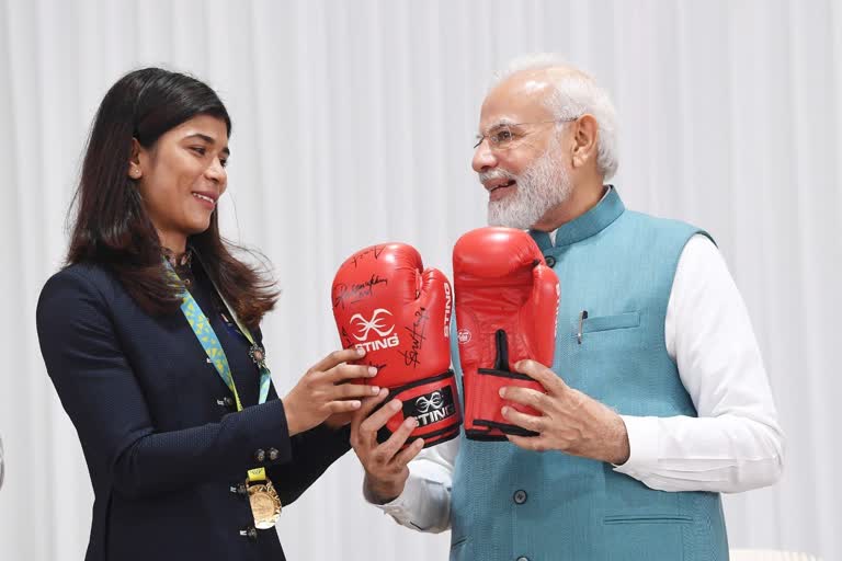 Nikhat Zareen  PM Modi  narendra modi  Hima Das  പ്രധാനമന്ത്രിക്ക് ബോക്‌സിങ് ഗ്ലൗസ് സമ്മാനിച്ച് നിഖാത് സരീൻ  നിഖാത് സരീൻ  നരേന്ദ്ര മോദി  ഹിമ ദാസ്  ബർമിങ്‌ഹാം കോമൺവെൽത്ത് ഗെയിംസ്  കോമൺവെൽത്ത് ഗെയിംസ്