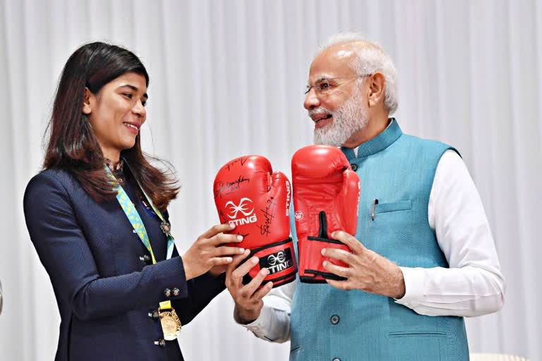 Nikhat Zareen  hima das  PM Narendra Modi  Commonwealth Games 2022  Nikhat presents boxing gloves to PM Modi  Hima presents traditional gamchha to PM Modi  बर्मिंघम राष्ट्रमंडल खेलों  प्रधानमंत्री नरेंद्र मोदी  निकहत जरीन  हिमा दास