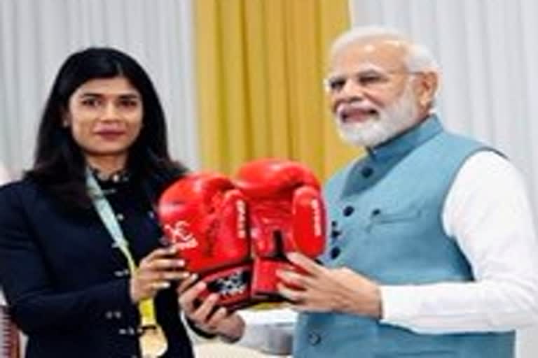 nikhat-zareen-presents-boxing-gloves-to-pm-modi