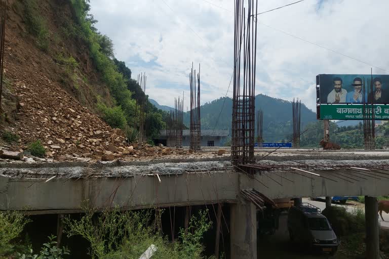 work of two-storeyed Bageshwar parking got stuck for two years.