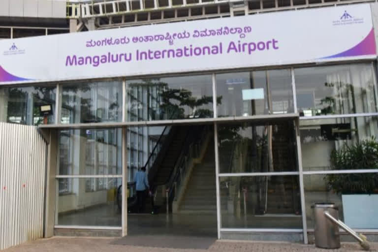 WhatsApp chatting created anxiety flight stop in Mangaluru airport  WhatsApp chatting created anxiety at Mangaluru airport  Mangaluru airport  മംഗളൂരു വിമാനത്താവളം  മംഗളൂരു വിമാനത്താവളത്തിൽ പരിഭ്രാന്തി പടർത്തി വാട്‌സ്ആപ്പ് ചാറ്റ്  വിമാനത്തിൽ പരിഭ്രാന്തി പടർത്തി വാട്‌സ്ആപ്പ് ചാറ്റ്  മംഗളൂരു മുംബൈ വിമാനം വൈകിയത് ആറ് മണിക്കൂറോളം