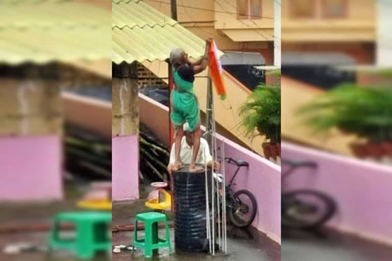 elderly couple tricolour photo, Anand Mahindra Shares elderly couple tricolour photo, Har Ghar Tiranga, 75 years of independence, Elderly couple put national flag at home, ಹರ್ ಘರ್ ತಿರಂಗಾ,  ಹಿರಿಯ ದಂಪತಿಯ ಉತ್ಸಾಹಕ್ಕೆ ಮನಸೋತ ಆನಂದ್​ ಮಹೀಂದ್ರ, ಹರ್ ಘರ್ ತಿರಂಗಾ ಅಭಿಯಾನ, ಕೈಗಾರಿಕೋದ್ಯಮ ಆನಂದ್​ ಮಹೀಂದ್ರಾ ಟ್ವಿಟ್ಟರ್, ಸ್ವಾತಂತ್ರ್ಯ ದಿನಾಚರಣೆ ಅಮೃತ ಮಹೋತ್ಸವ,