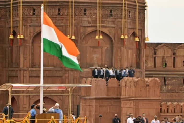 PM Modi hoist flag at Red fort in Delhi  PM Modi hoist flag  76th independence day  independence day  PM Modi hoist flag and gave speech  Red fort  76ஆவது சுதந்திர தினம்  செங்கோட்டையில் கொடியேற்றினார் மோடி  செங்கோட்டையில் கொடியேற்றி உறையாற்றுகிறார் மோடி