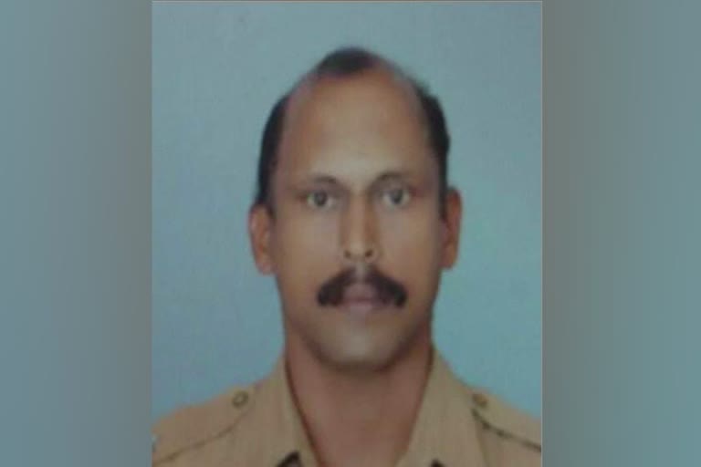 police officer died after returning from the independence day parade at thrissur  thrissur  police officer died  independence day  independence day parade  police officer died after returning from the independence day parade  പൊലീസ് ഉദ്യോഗസ്ഥൻ കുഴഞ്ഞുവീണ് മരിച്ചു  സ്വാതന്ത്ര്യദിനാഘോഷ പരേഡിൽ പങ്കെടുത്ത് മടങ്ങിയ പൊലീസ് ഉദ്യോഗസ്ഥൻ കുഴഞ്ഞുവീണ് മരിച്ചു  പൊലീസ് ഉദ്യോഗസ്ഥൻ  തൃശൂർ റൂറൽ ജില്ല പൊലീസ് ആസ്ഥാനത്ത് ലൈസൺ ഓഫീസർ  സബ് ഇൻസ്പെക്‌ടർ  പൊലീസ് കുടുംബ സംഗമം  സഹർഷം  ജില്ല പൊലീസ് മേധാവി