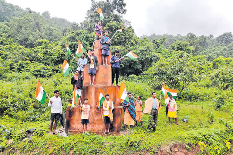 మావోయిస్టుల కోటలో ఎగిరిన మువ్వన్నెల జెండా