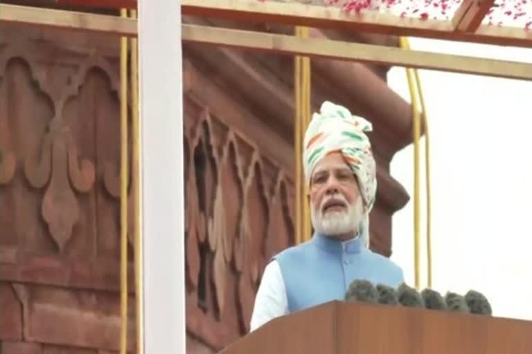 pm modi wore a safa with tricolor stripes