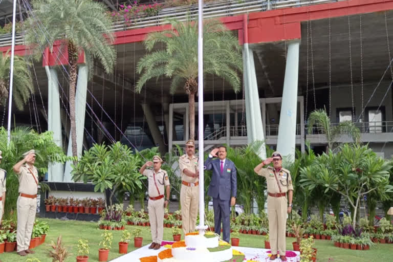 விமான பயணிகளிடம் உள்ளூர் மொழிகளை பேச மத்திய தொழிற்படை போலீசாருக்கு பயிற்சி