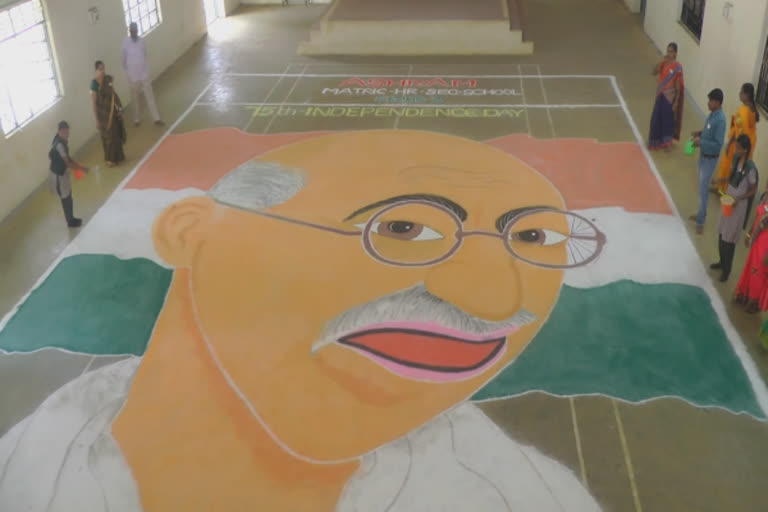 75 கிலோ கலர் பொடியில் பள்ளி மாணவர்கள் வரைந்த மகாத்மா காந்தி ஓவியம்