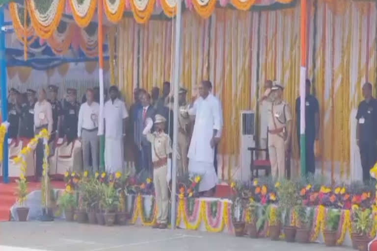 சுதந்திர தின விழா -புதுச்சேரி முதலமைச்சர் ரங்கசாமி தேசிய கொடி ஏற்றினார்