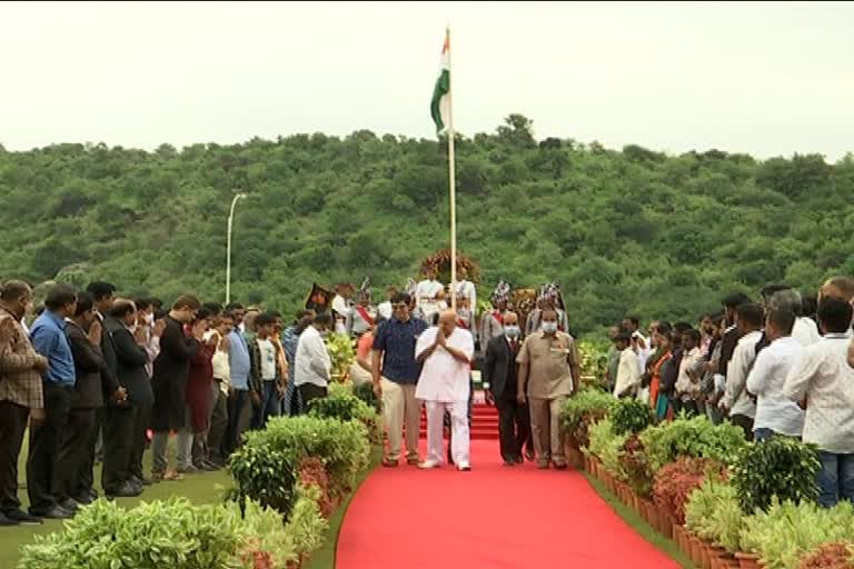 ramoji group chairman ramoji rao hoist flag in ramoji fil city  independence day celebration in ramoji fil city  Ramoji groups chairman ramoji rao unfurls the tricolor at RFC  Ramoji groups  Ramoji groups chairman ramoji rao  ramoji fil city hyderabad  ramoji fil city latest news  ramoji fil city news today  Ramoji groups chairman ramoji rao latest news  രാജ്യത്തിന്‍റെ 75ാം സ്വാതന്ത്രദിനത്തോടനുബന്ധിച്ച് റാമോജി ഫിലിംസിറ്റിയില്‍ റാമോജി ഗ്രൂപ്പ് ചെയർമാൻ രാമോജി റാവോ രാവിലെ ഇന്ത്യൻ പതാക ഉയർത്തി  ഫിലിംസിറ്റിയിലെ സ്വാതന്ത്രദിനാഘോഷം  റാമോജി ഗ്രൂപ്പ് ചെയർമാൻ രാമോജി റാവോ രാവിലെ ഇന്ത്യൻ പതാക ഉയർത്തി  രാജ്യത്തിന്‍റെ സ്വാതന്ത്രദിനത്തോടനുബന്ധിച്ച് റാമോജി ഫിലിംസിറ്റിയില്‍ ആഘോഷം സംഘടിപ്പിച്ചു  റാമോജി ഫിലിംസിറ്റി ഹൈദരാബാദ്  റാമോജി ഫിലിംസിറ്റി പുതിയ വാര്‍ത്ത  റാമോജി ഫിലിംസിറ്റി ഏറ്റവും പുതിയ വാര്‍ത്ത  ഹൈദരാബാദ് പുതിയ വാര്‍ത്ത  റാമോജി ഫിലിം സിറ്റി  ചെയര്‍മാൻ റാമോജി റാവു  RAMOJI FILM CITY  INDEPENDENCE DAY