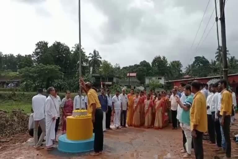 വിരമിച്ച സൈനികൻ കുഴഞ്ഞുവീണ് മരിച്ചു  സ്വാതന്ത്ര്യദിനാഘോഷത്തിനിടെ വിരമിച്ച സൈനികൻ മരിച്ചു  Retired soldier dead at Independence Day fete Karnataka  Retired soldier dead at kadaba  Karnataka independence day news  karnataka latest news  independance day updations  കർണാടക വാർത്തകൾ  ദേശീയ വാർത്തകൾ  സ്വാതന്ത്ര്യദിന വാർത്തകൾ