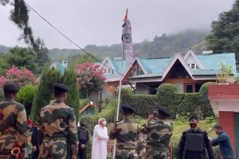 nc-president-farooq-abdullah-hoists-tricolour-in-srinagar