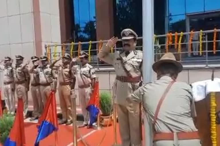 डीजीपी ने पुलिस मुख्यालय में किया झंडोत्तोलन